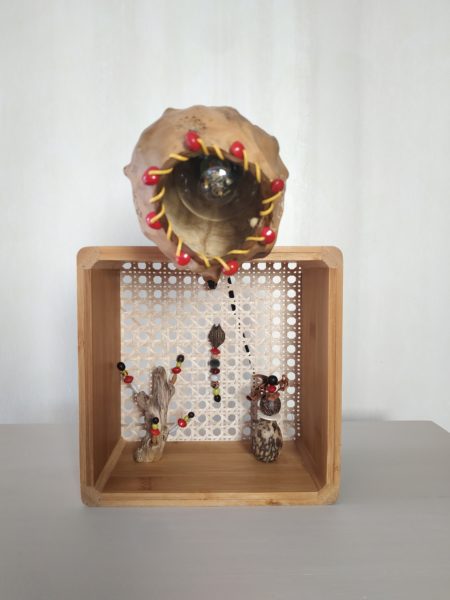 Lampe en bois, calebasse graines