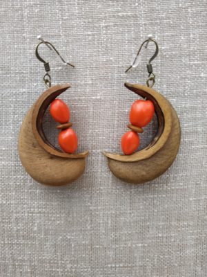 Boucles d'oreilles en gros plan sur fond gris. Chaque boucle contient deux caconnier et une langue de vieille femme