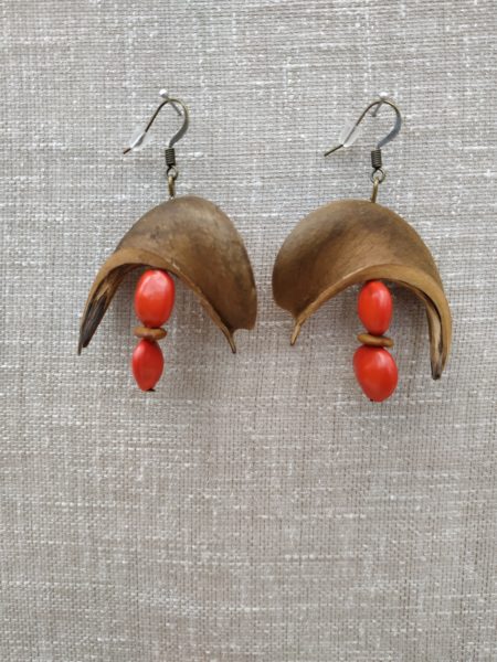 Boucles d'oreilles en gros plan sur fond gris. Chaque boucle contient 2 caconnier une langue de vieille femme et un sablier coque