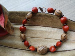 bracelets en graines rouges et marrons
