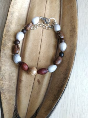 bracelet avec plusieurs graines et une jaspe paysage