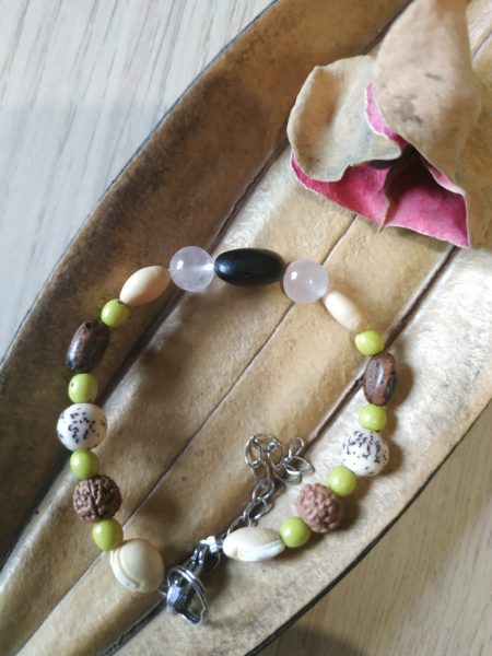 bracelet avec plusieurs graines et 2 perles de quartz rose