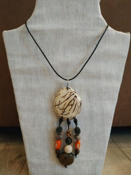 Collier tagua et graines pendantes