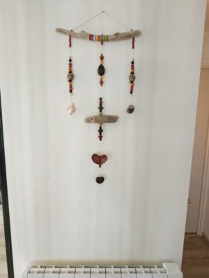 Déco murale bois flotté graines gousses coquillages