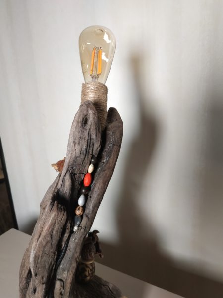 Lampe en bois flotté et graines – Image 3