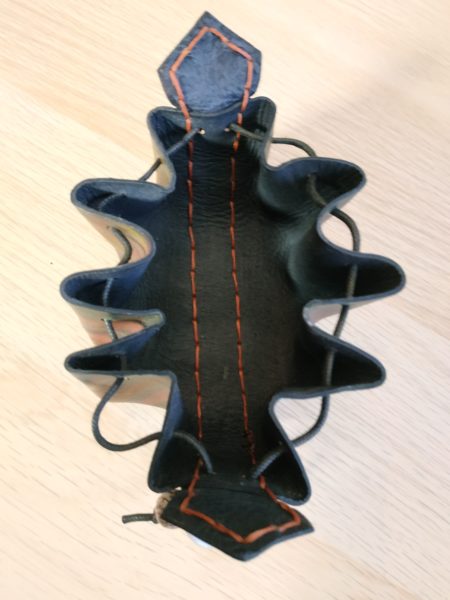 Bourse en cuir et graines n°7 – Image 4