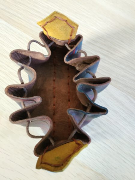Bourse en cuir et graines n°6 – Image 4
