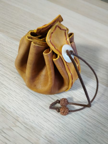 Bourse en cuir et graines n°3 – Image 2