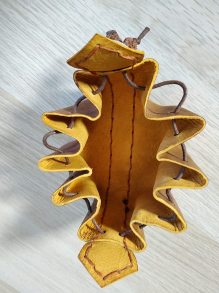 Bourse en cuir et graines n°3 – Image 4