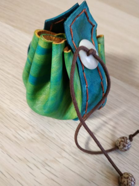 Bourse en cuir et graines n°4 – Image 2