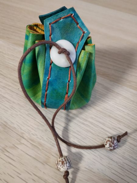 Bourse en cuir et graines n°4