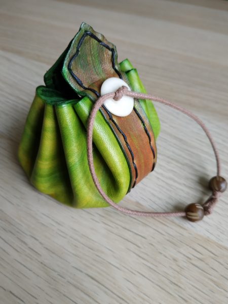 Bourse en cuir et graines n°13 – Image 3