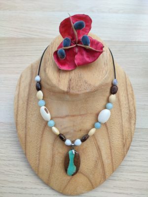 Collier en graines de martinique avec une pierre bio chrysoprase