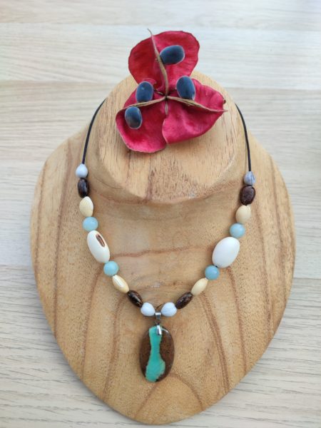 Collier en graines de martinique avec une pierre bio chrysoprase