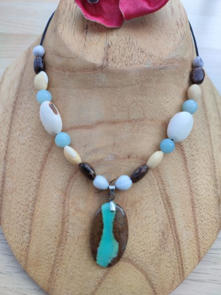 Collier en graines de martinique avec une pierre bio chrysoprase