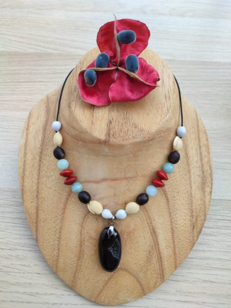 Collier en graines de martinique avec une pierre d'onyx druzy