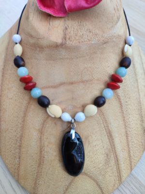 Collier en graines de martinique avec une pierre d'onyx druzy