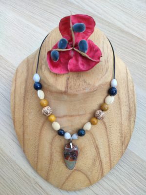 collier en graines de martinique et une pierre en agate crazy lace