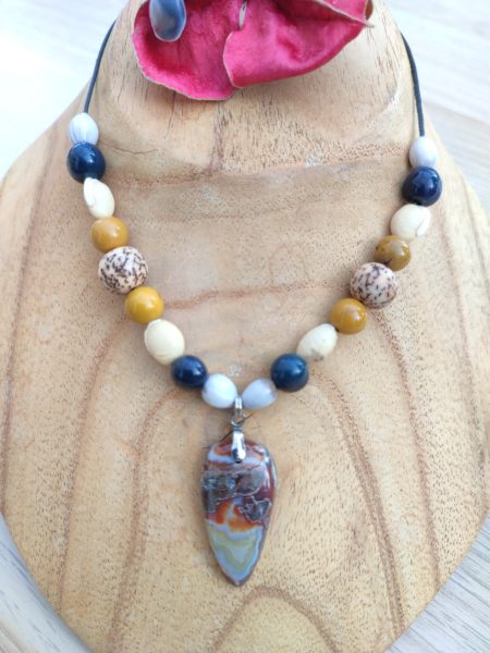 collier en graines de martinique et une pierre en agate crazy lace