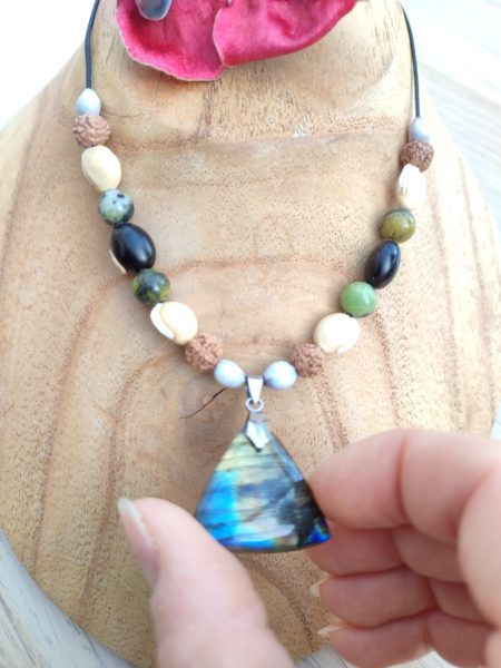 Collier en graines de martinique avec une pierre labradorite