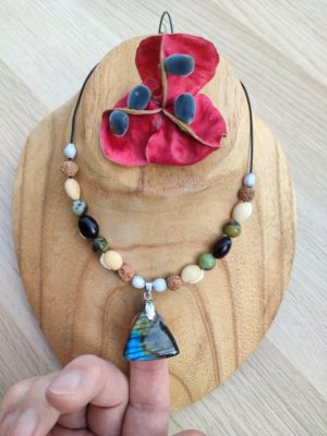 Collier en graines de martinique avec une pierre labradorite