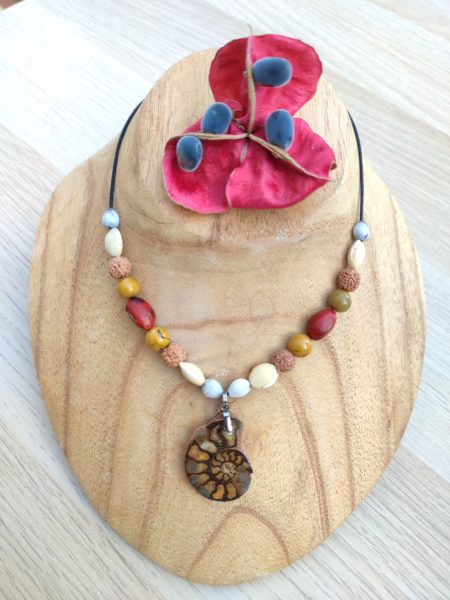 collier en graines de martinique et une ammonite en pendentif