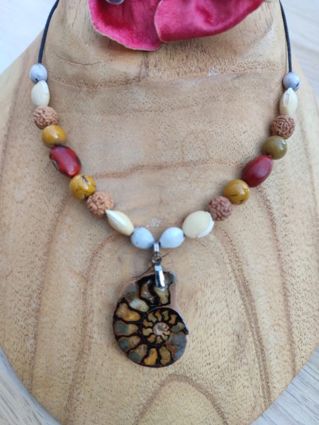 collier en graines de martinique et une ammonite en pendentif