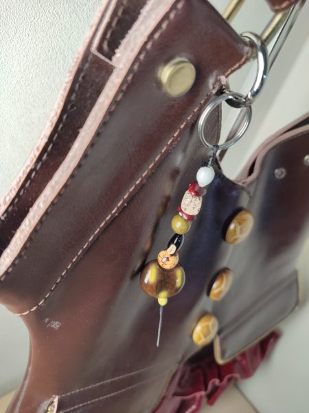 porte-clés en graines des antilles sur sac à main