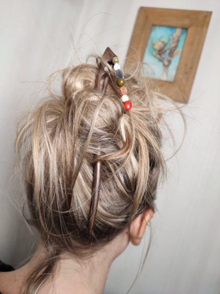 pic à cheveux en bois et graines des antilles sur cheveux