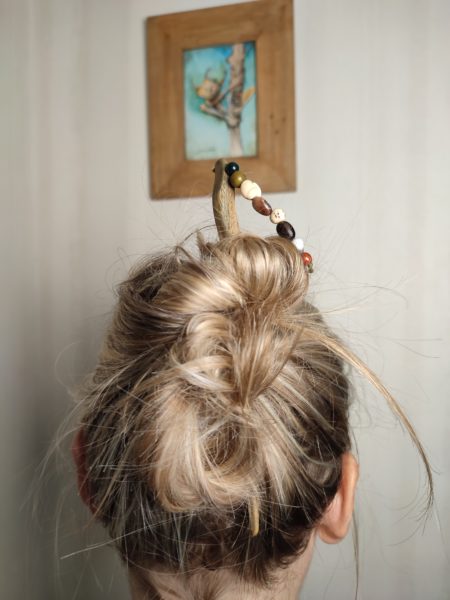 pic à,cheveux en bois et graines des antilles sur cheveux