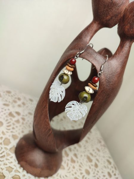 Boucles d'oreilles petite monstera blanche