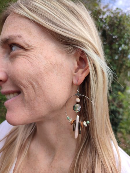 Boucles d'oreilles créoles abalone oursin crayon – Image 2