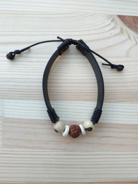 bracelet cuir noir homme avec des graines et 2 lamelles de noix de coco