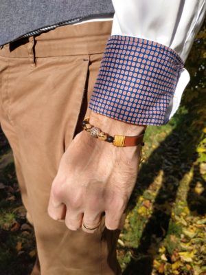 bracelet homme porté en cuir marron avec différentes graines